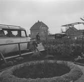 Trädgårdsplantering i Aalsmeer. I bakgrunden står resesällskapets buss. Tyskland-Holland-Belgien 1938.