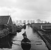 En roddbåt på en kanal i Aalsmeer. Tyskland-Holland-Belgien 1938.