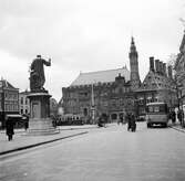 I Haarlem. Torget Grote Markt med rådhuset. I förgrunden statyn över Laurens Janszoon Coster. Tyskland-Holland-Belgien 1938.