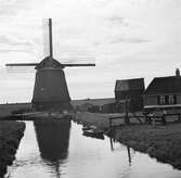Väderkvarn söder om Zuiderzee, (nuvarande IJsselmeer). Tyskland-Holland-Belgien 1938. IJsselmeer är en insjö i Nederländerna som uppstod genom uppförandet av en dammbyggnad i Zuiderzee, en vik av Nordsjön.