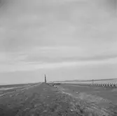Bron Afsluitdijk? vid Zuiderzee, (nuvarande IJsselmeer). Tyskland-Holland-Belgien 1938. IJsselmeer är en insjö i Nederländerna som uppstod genom uppförandet av en dammbyggnad i Zuiderzee, en vik av Nordsjön.