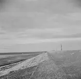 Bron Afsluitdijk? vid Zuiderzee, (nuvarande IJsselmeer). Tyskland-Holland-Belgien 1938. IJsselmeer är en insjö i Nederländerna som uppstod genom uppförandet av en dammbyggnad i Zuiderzee, en vik av Nordsjön.