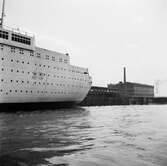Det tyska kryssningsfartyget Robert Ley vid varvet Howaldtswerke i Hamburg. Tyskland-Holland-Belgien 1938.