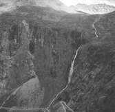 Trollstigen med vattenfallet. Norge 1946.