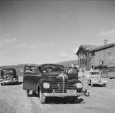 Bilar utanför Dovregubbens Hall. Norge 1946.