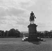 Statyn över Karl XIV Johan framför slottet i Oslo. Norge 1946.