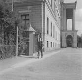 En vakt utanför det kungliga slottet i Oslo. Norge 1946.