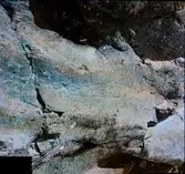 Häll med ristade bilder.