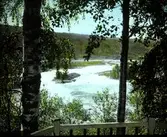 Utsikt över forsande älv.