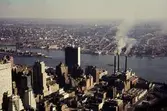 Vy över Manhattan och Brooklyn med FN-skrapan vid vattnet.