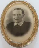 Ateljeporträtt av Alida Eriksson (född Niklasdotter 1953 - 1928) i Bölet, okänt årtal. Porträttet sitter i en guldfärgad oval ram.