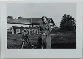 Valborg Kalin omkring 1940, Träsliperiet i bakgrunden