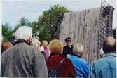 Pensionärer från Volvo på besök i Forsvik i juni 2002. Vid gamla bron över Göta Kanal.