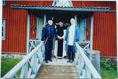 Pensionärer från Volvo på besök i Forsvik i juni 2002. Tre historiskt klädda guider vid ingången till Mjölnarbostaden.