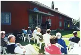 Invigning Forsviks bruk 2002. Lars Bergström håller tal utanför Mjölnarbostaden.