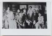 Svart-vit fotografi på familjen Svahn. Högtidsdag med familjen. Troligen Viktor Svahns 60-årsdag 1917. Från vänster: Mimmi, Hanna, Viktor, Bertil, Gerda, Martin, Hjalmar, Gustava