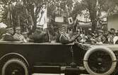 Gustaf V i bil, på besök i Växjö 1917, i samband med en militärmanöver. Fotot är trol. taget på stationsplanen framför järnvägsstationen.