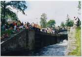 Besökare vid slussen och på gamla bron över Göta Kanal