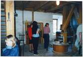 Forsviksdagarna 1-2 juli 2000: Intresserade besökare studerar valskvarnen