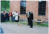 Invigning Forsviks Industriminnen 1 juni 2000: Lars Bergström delar ut blommor