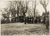 Militärer och musikkår utomhus, ca 1930. Trol. i Urshultstrakten.