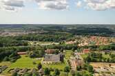 Flygfotografi i riktning mot sydväst. Vy från Stretered, Kållered, i Mölndals kommun. Närmast till vänster ses kamhuset Änggården, Stretered 1:106, med gatuadress Ängbackevägen 21-27. Byggnadsdokumentation inför rivning. Fotografi taget av Mattias Larsson, Borohus AB, den 23 augusti 2021.

I bakgrunden ses från vänster bland annat Kållered bergtäkt, Migrationsverkets ankomstboende för asylsökande Sagåsen samt bostadsbebyggelse i Livered.