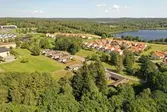 Flygfotografi som visar bebyggelse i Stretered, Kållered, i Mölndals kommun. Vy mot nordost. Närmast ses kamhusen Änggården och Backegården, Stretered 1:106, med gatuadresser Ängbackevägen 21-27 och 13-19. Därefter följer nyare bostadsbebyggelse vid samma gata samt vid Tulebovägen. I bakgrunden till vänster skymtas Kållereds idrottsplats och till höger ses Tulebosjön. Byggnadsdokumentation inför rivning. Fotografi taget av Mattias Larsson, Borohus AB, den 23 augusti 2021.