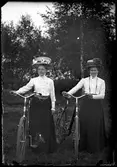 Två kvinnor med cyklar