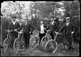 Ett gäng ungdomar med cyklar