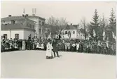 Selma Lagerlöf uppvaktas av folkskolebarnen vid Linnéjubileet, Uppsala 1907