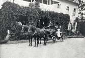 Hästekipage framför Ulriksbergs herrgård, Växjö ca 1900. I vagnen sitter häradshövding Lars Henning Montelius med fru
Hilda Carolina, f. Bergman och deras yngsta dotter Clara Hilda Ingegerd Maria (f. 1897). På den lummiga verandan övervakar de övriga syskonen det hela.