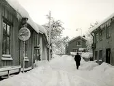 Bäckgatan vid Båtsmansbacken, en bister och snöig vinterdag. 1940-tal.