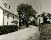 Gamla Norrvägen. Grusväg med några reveterade bostadshus m.m.