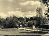 Statyn av Peter Wieselgren i Linnéparken. Växjö, ca. 1940-tal.