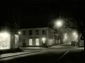 Sandgärdsgatan (västerut), i korsningen mot Kungsgatan, en mörk kväll.