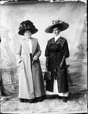 Ateljéporträtt - två kvinnor klädda i ytterkläder, Östhammar, Uppland