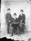 Ateljéporträtt - tre män med musikinstrument, Östhammar, Uppland