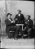 Ateljéporträtt - tre män med varsitt glas i handen, Östhammar, Uppland