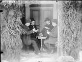 Fyra män spelar kort ute på verandan, Östhammar, Uppland