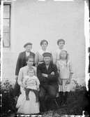Familjeporträtt ute mot husväggen, Östhammar, Uppland