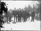 Män i uniform står på snöig väg, Östhammar, Uppland