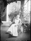 Kvinna i sjukvårdsuniform, Östhammar, Uppland