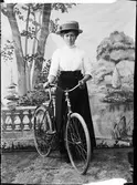 Ateljéporträtt - kvinna med en cykel, Östhammar, Uppland
