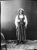 Ateljéporträtt - ung kvinna klädd i folkdräkt, Östhammar, Uppland