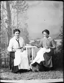 Ateljéporträtt - två kvinnor sitter och syr, Östhammar, Uppland