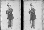 Reprofotografi - man i uniform med gevär