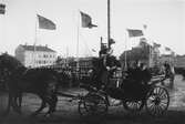 I vagnen sitter kronprinsen Gustaf. Bilden är tagen före 1905.