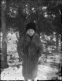 Pojke klädd i mössa och rock, Börstil socken, Uppland