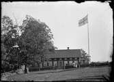 Familj framför hus