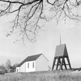 KYRKA I ÅNGE
EXT. OCH INT.